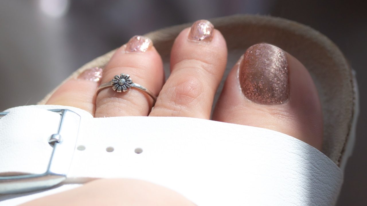 how to style toe rings